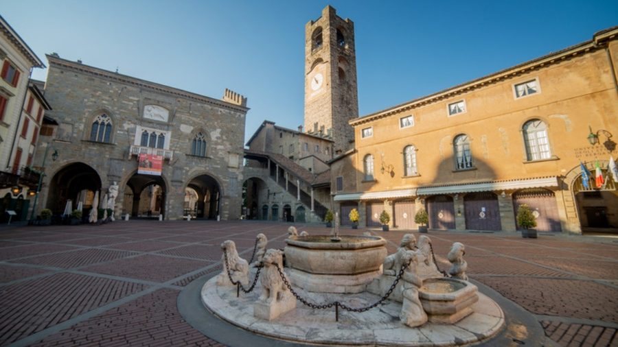 Piazza Vecchia na Città Alta de Bergamo, com a Torre Civica ao fundo