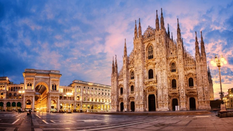 Duomo di Milão ao entardecer, visto da Piazza del Duomo