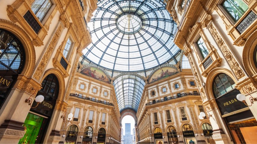 Interior da Galleria Vittorio Emanuele II, em Milão, com suas lojas e cúpula de vidro