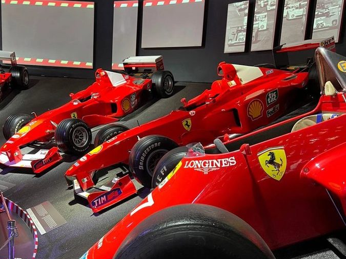 Carros de Fórmula 1 da Scuderia Ferrari em exibição no Museo Ferrari, em Maranello