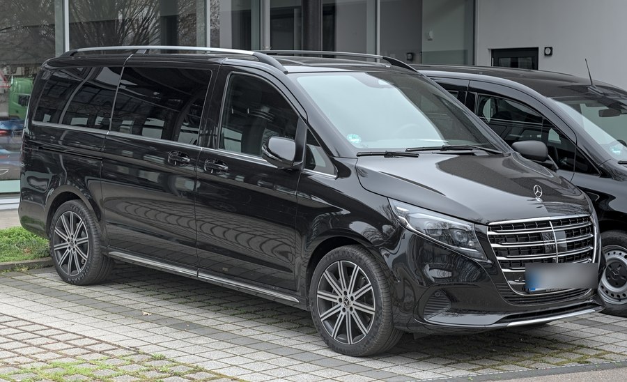 Van Mercedes-Benz Classe V preta, modelo usado para transfers privados