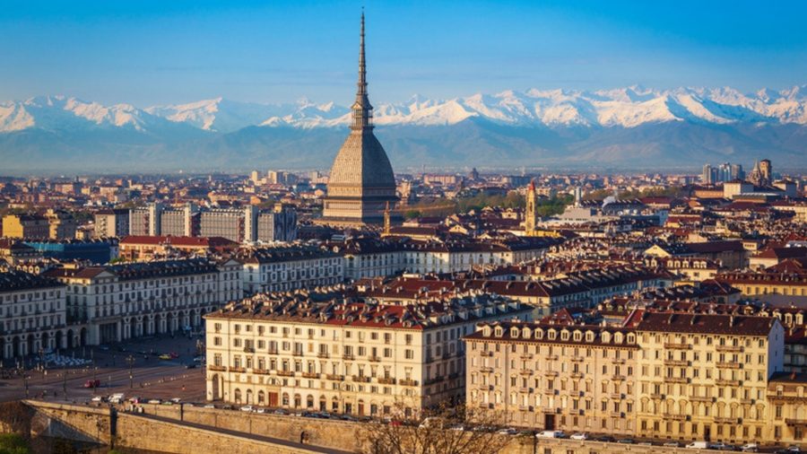 Vista aérea de Torino com a Mole Antonelliana (Museu Nacional do Cinema) e os Alpes ao fundo