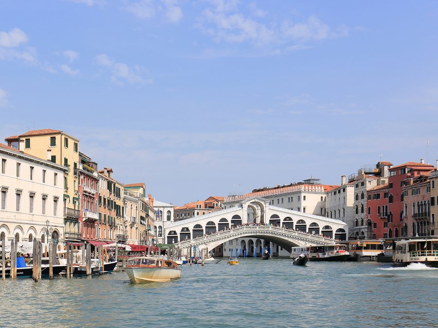 Ponte Rialto sobre o Grande Canal, em Veneza, com gôndolas e barcos